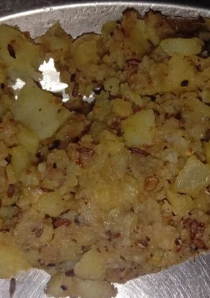 जीरा आलू (jeera aloo recipe in Hindi) रेसिपी मुख्य फोटो
