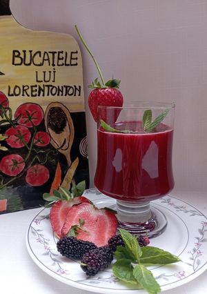 O poză a rețetei Limonadă din dude negre, căpșuni și visine.