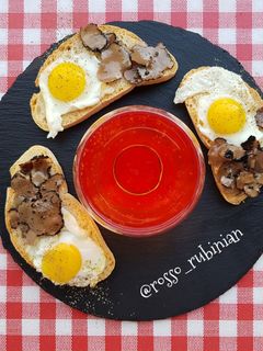 Foto di Crostini con uova di quaglia