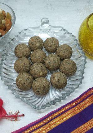 डिंक उडीद लाडू (dink urid laddu recipe in marathi) रेसिपी चे मुख्य फोटो 