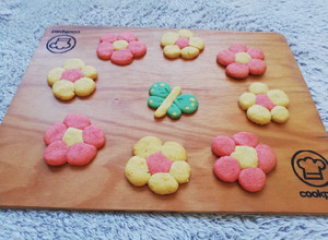 Una foto de Galletas de naranja con diseño de flores