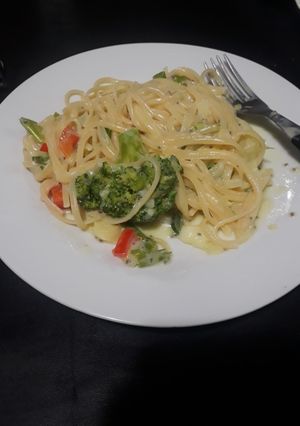 Una foto de Fideos con Brócoli Salsa blanca y algo más!