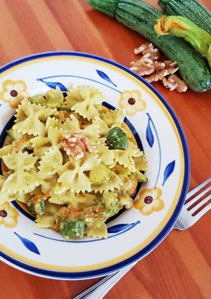 Foto di Farfalle ai fiori di zucca, zafferano e noci