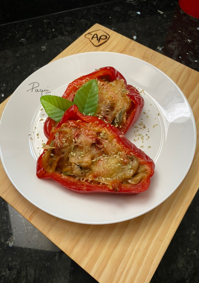 Una foto de Pimientos rojos rellenos de verduras al horno