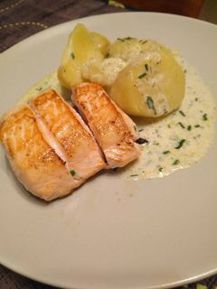 Una foto de Salmón con patatas importantes