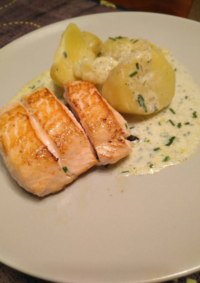 Una foto de Salmón con patatas importantes
