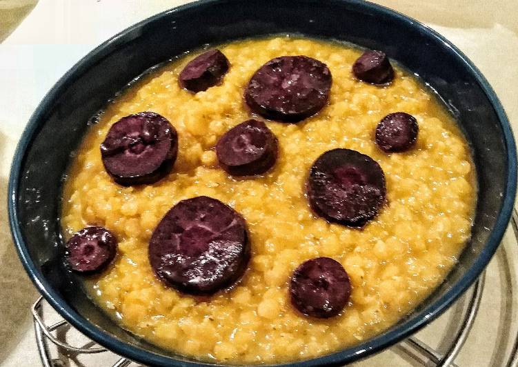 Dhal di lenticchie rosse con curry verde e chips di carote viola