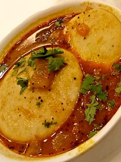 A picture of Idli sambhar.