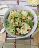 Ensalada César con rosetas de queso sin lactosa