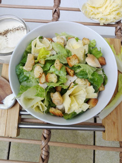 Una foto de Ensalada César con rosetas de queso sin lactosa