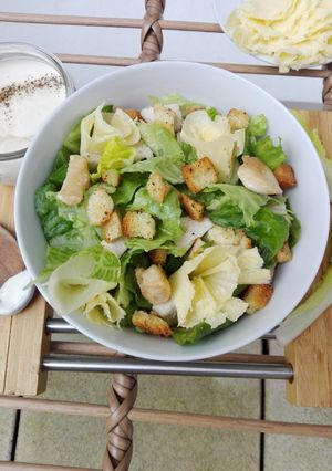 Una foto de Ensalada César con rosetas de queso sin lactosa