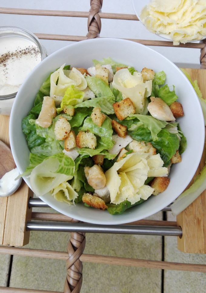 Una foto de Ensalada César con rosetas de queso sin lactosa