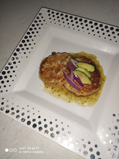 Una foto de Tortitas de queso panela en salsa verde