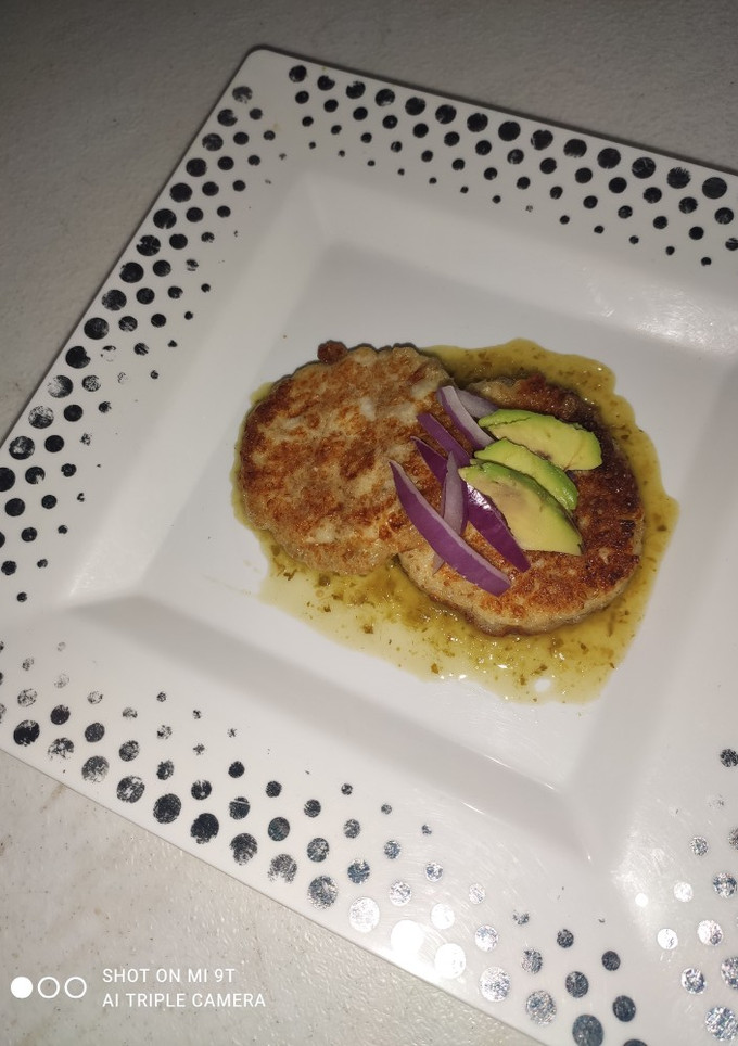 Una foto de Tortitas de queso panela en salsa verde