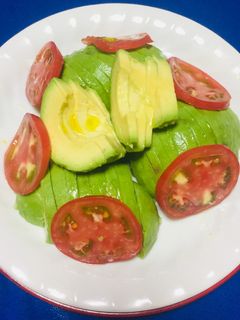 Una foto de Ensalada de Palta (abacate) con Tomate!