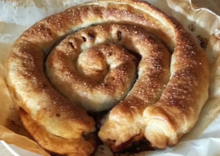 Girella di sfoglia alle ciliegie