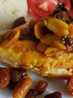 Una foto de Pollo con uvas y maní