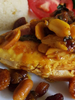 Una foto de Pollo con uvas y maní