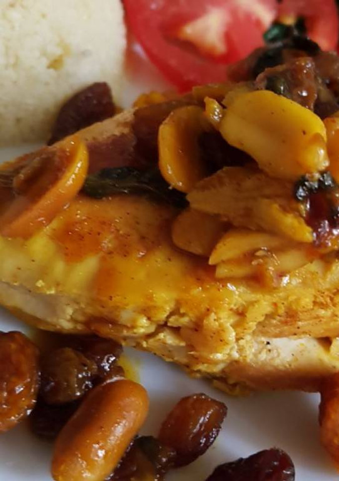 Una foto de Pollo con uvas y maní