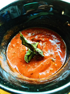 Una foto de Salsa de tomate fría con albahaca