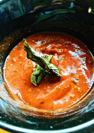 Una foto de Salsa de tomate fría con albahaca