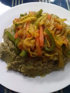 Una foto de Puré de Arvejas Partidas c/  Salteado de Verduras
