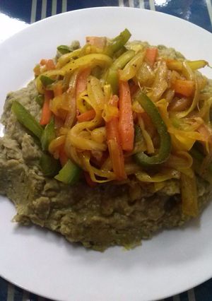 Una foto de Puré de Arvejas Partidas c/ Salteado de Verduras