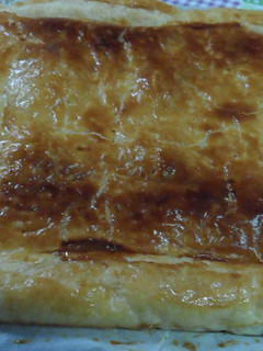 Una foto de Coca de jamón de york y queso
