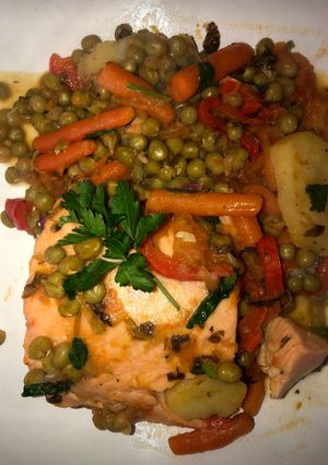 Una foto de Salmón rosado con papas y vegetales😋😋