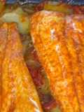 Pescada assada com batatas e legumes