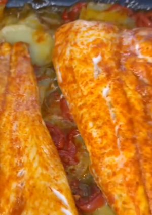 Foto de Pescada assada com batatas e legumes