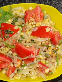 Una foto de Ensalada de tomates con choclo y albahaca