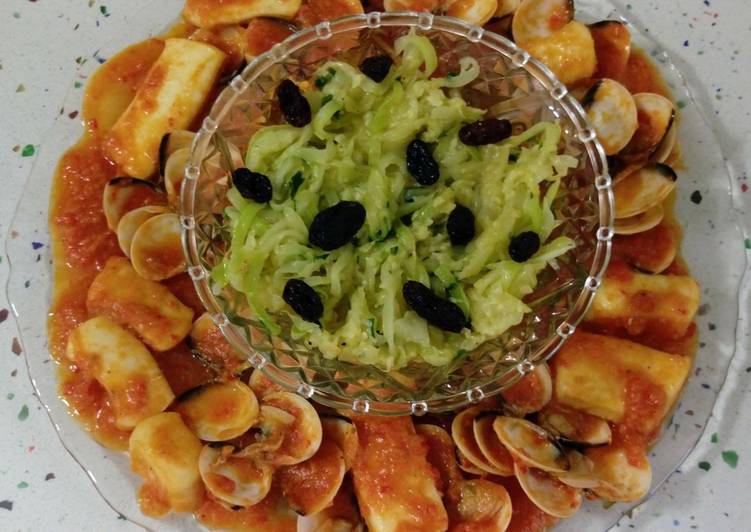 Chocos y almejas a la marinera con salteado de calabacines con pasas