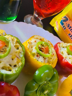 मैगी स्टफ्ड कैप्सिकम (Maggi stuffed capsicum recipe in Hindi) रेसिपी मुख्य फोटो