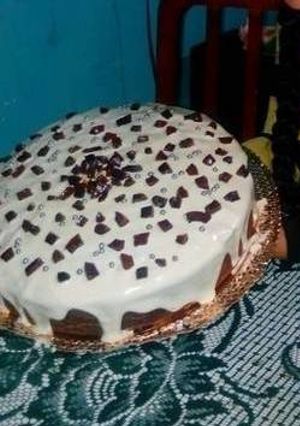 Una foto de Torta de coco con cobertura de queso crema y leche condensada