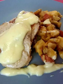 Foto principal de Solomillo de cerdo con guarnición y salsa de queso