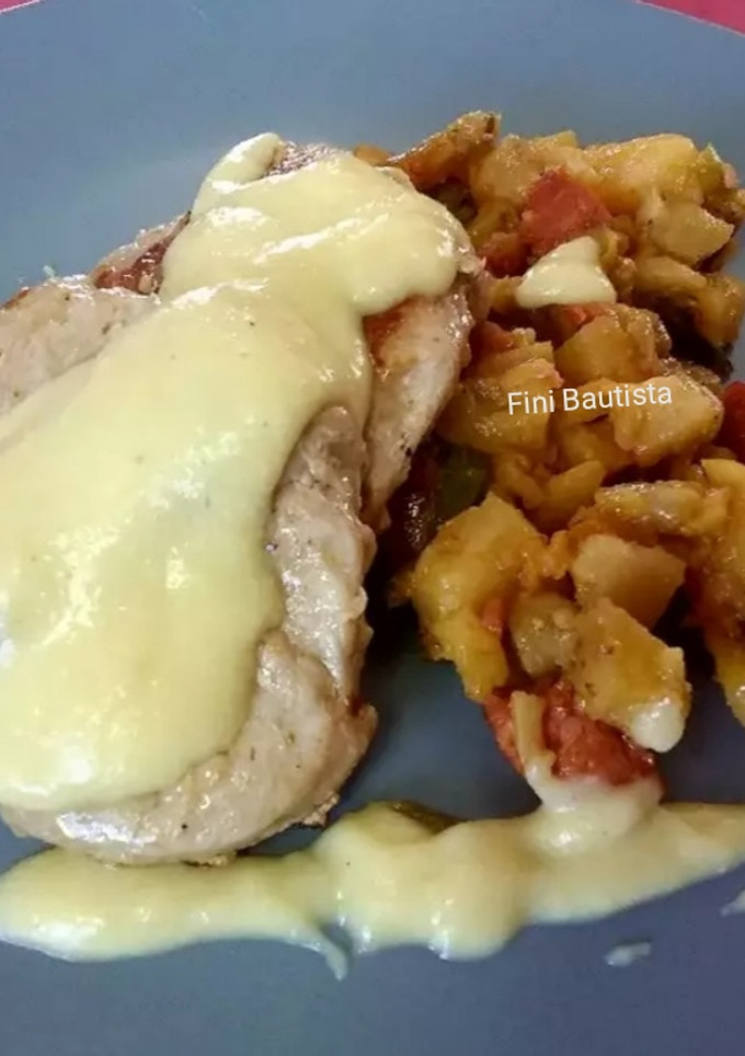 Una foto de Solomillo de cerdo con guarnición y salsa de queso