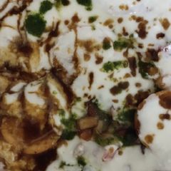 A picture of Dahi phulki chaat.