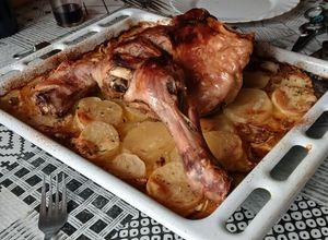Una foto de Cordero lechal al horno con patatas