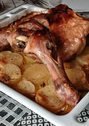 Una foto de Cordero lechal al horno con patatas