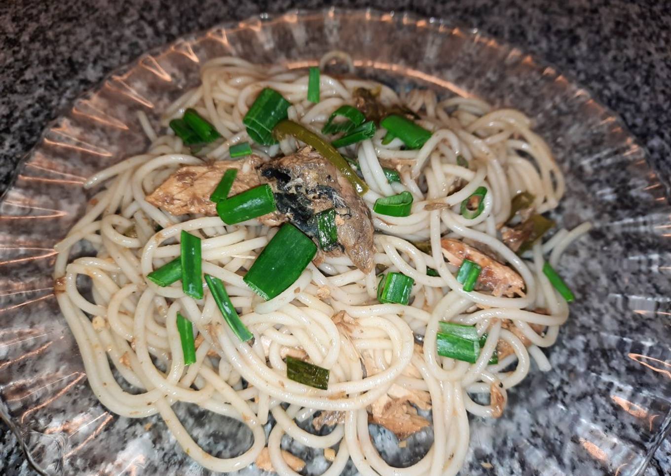 Fideos de arroz salteado con caballa y salsa de soja