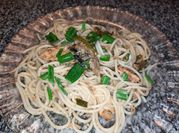 Una foto de fideo con caballa