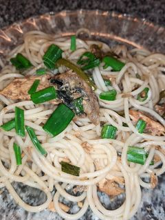 Una foto de Fideos de arroz salteado con caballa y salsa de soja