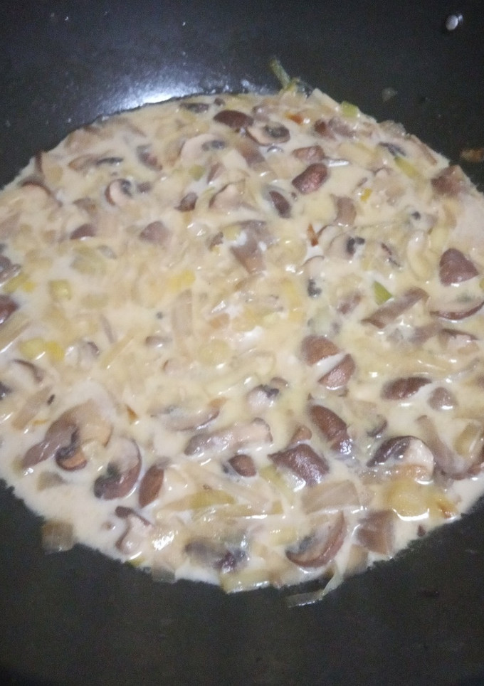 Una foto de Sopa de puerros y champiñones portobello