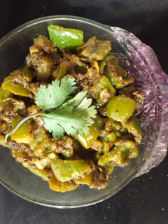 કેપ્સિકમ લીલા લસણ નું અથાણું (Capsicum Lila Lasan Athanu Recipe In Gujarati) રેસીપી મુખ્ય ફોટો