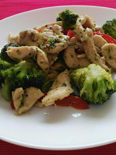 Una foto de Pollo con brócoli
