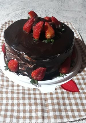 Una foto de Torta de chocolate con ganache de chocolate y frutillas. 🍓🍓🍓