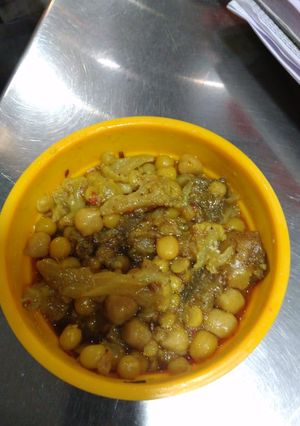A picture of Pila matar gobhi.