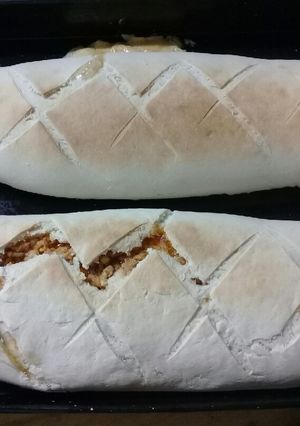 Una foto de Calzon de queso y jamón. Calzon de pollo