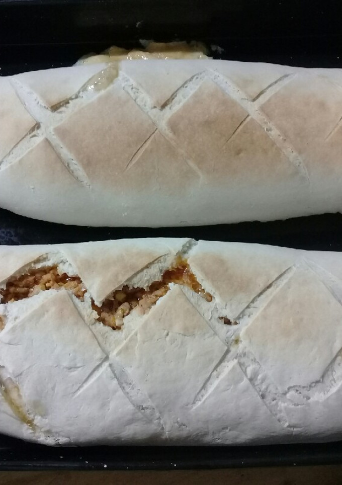 Una foto de Calzon de queso y jamón. Calzon de pollo